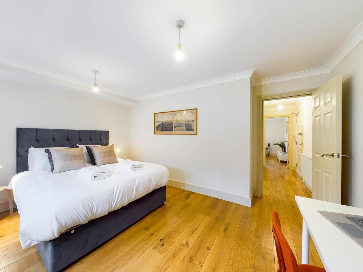 Redhill Town Centre Apartments By Livingo Εξωτερικό φωτογραφία